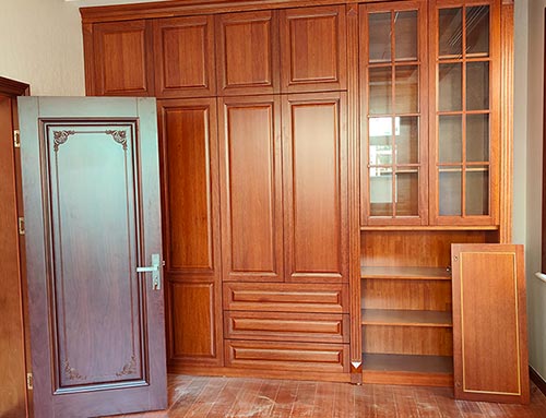 绍兴中式家庭装修里定制的实木衣柜效果图